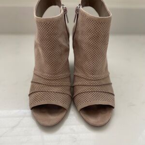 Vince Camuto Kentvi- French Taupe Suede